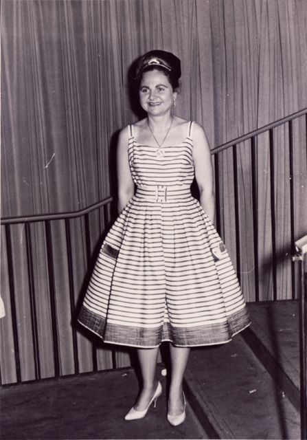 Met haar stem en présence had ze een streepje voor om presentatrice te worden bij de BRT. Met haar kleed niet. Spijtig, Liesbeth!